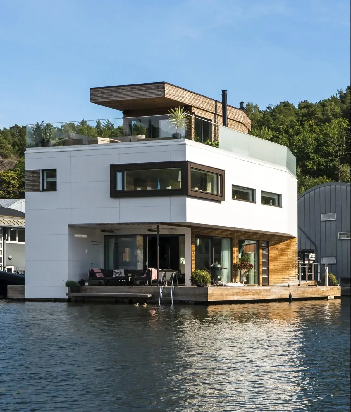 Floating construction business to Bluet Oy Ltd