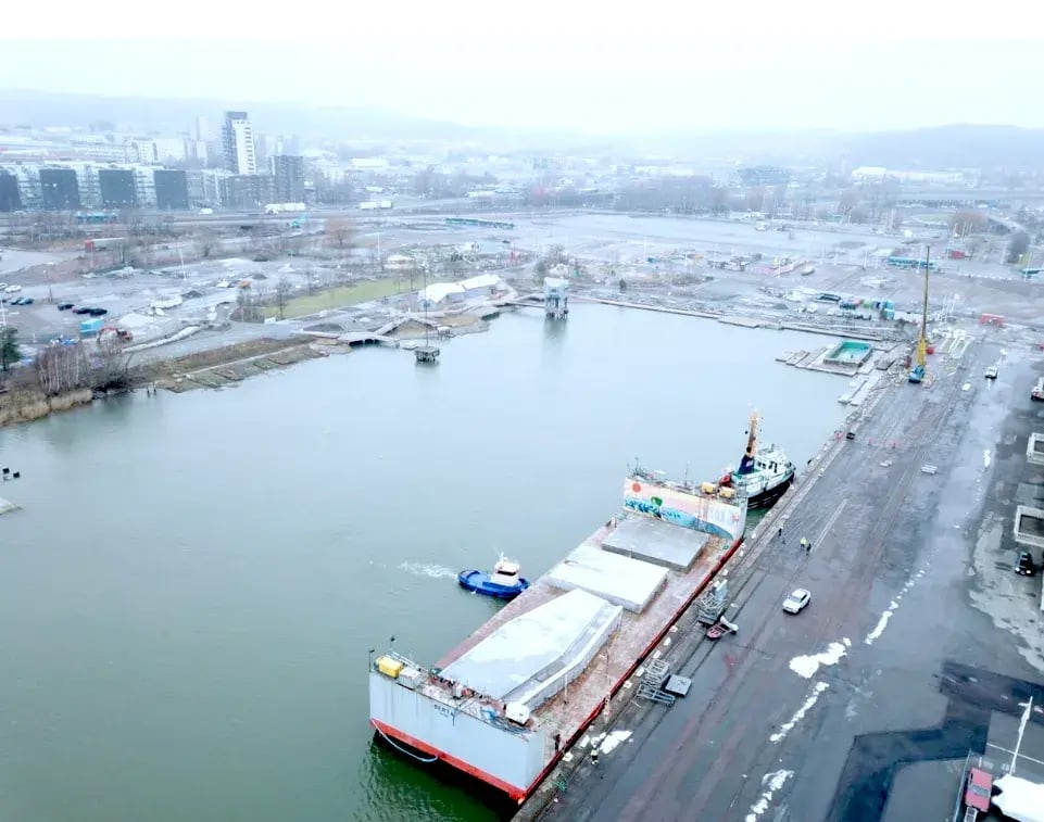 Megapontoons on board of Berta