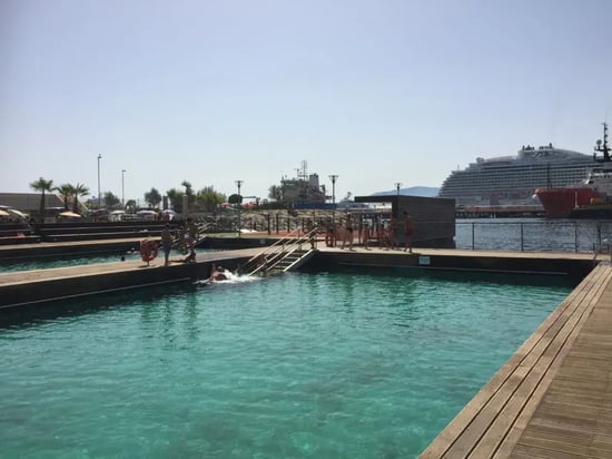 Bluet® Pohjaton allas Gibraltarin Floating Bathing Pavilionilla