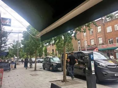 Katunäkymää The Cutilta, Olivellin terassilta