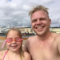 Taimi ja Tuomas Pakka nauttivat merikylpylästä